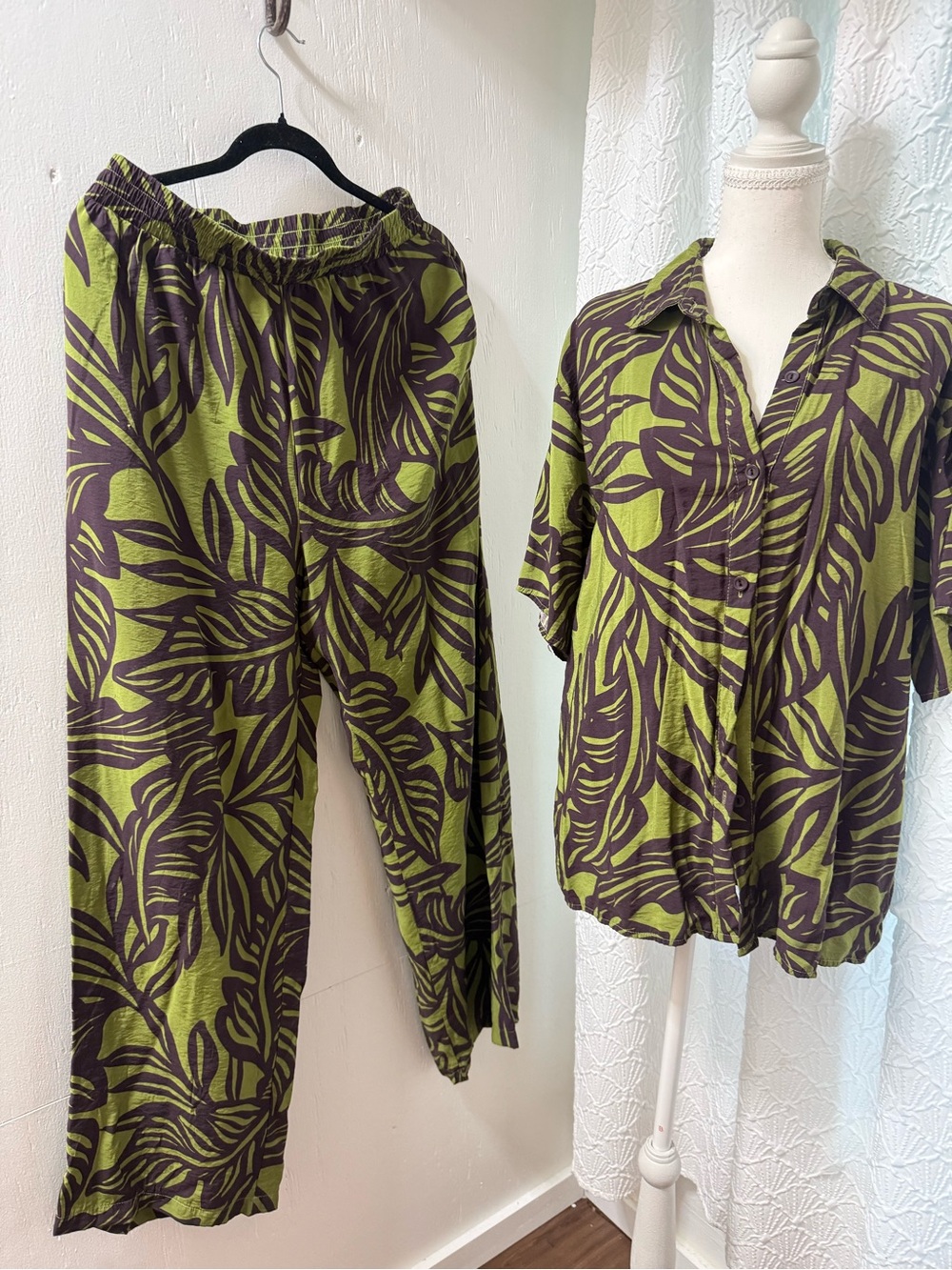 Green Leaf-Print Relaxed Pants & Shirt Set - Women's Two-Piece Outfit